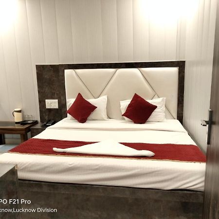 Hotel Kbs Лакнау Екстериор снимка