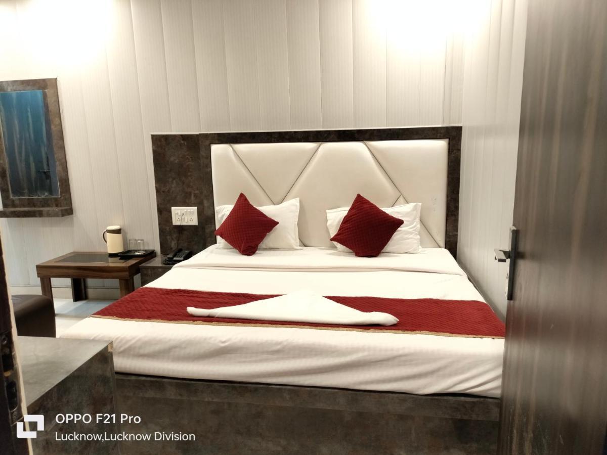 Hotel Kbs Лакнау Екстериор снимка