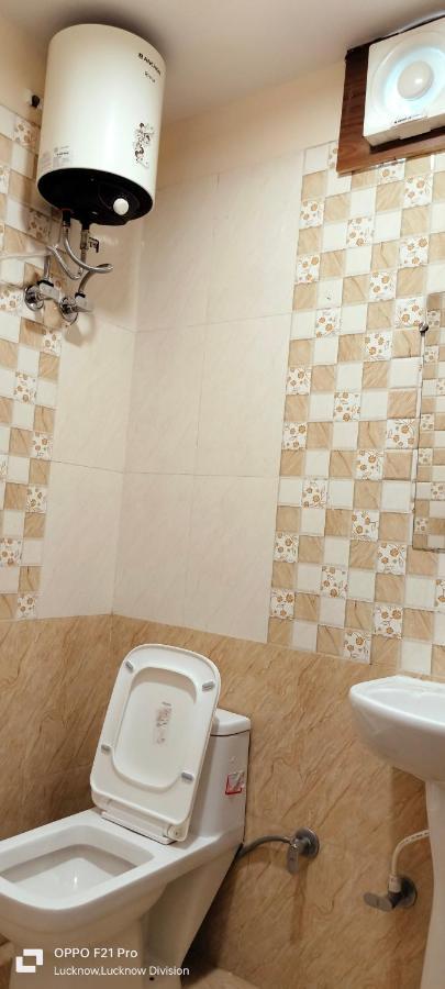 Hotel Kbs Лакнау Екстериор снимка