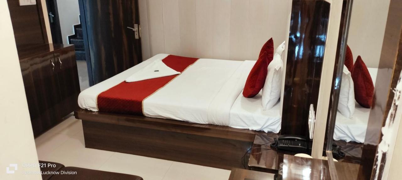 Hotel Kbs Лакнау Екстериор снимка
