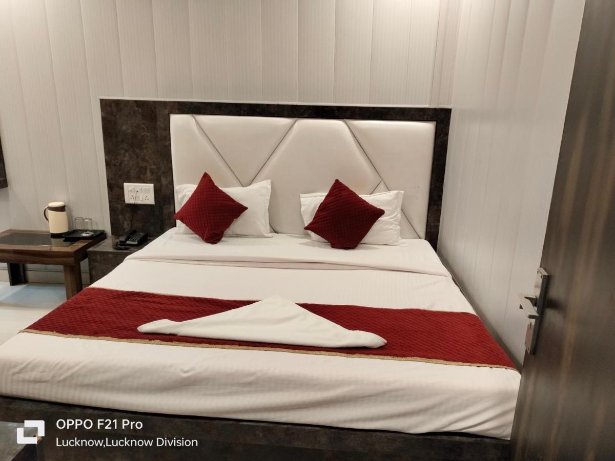 Hotel Kbs Лакнау Екстериор снимка