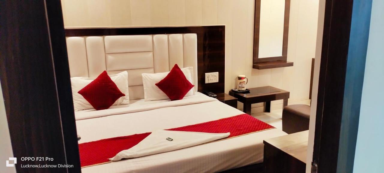 Hotel Kbs Лакнау Екстериор снимка