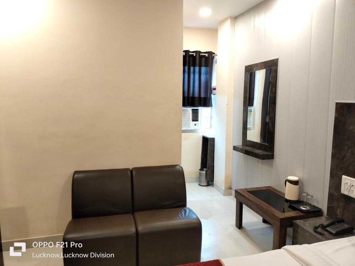 Hotel Kbs Лакнау Екстериор снимка