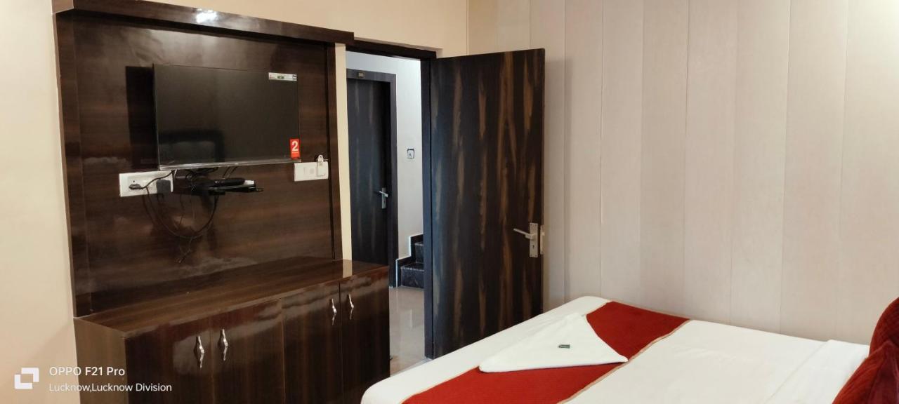 Hotel Kbs Лакнау Екстериор снимка