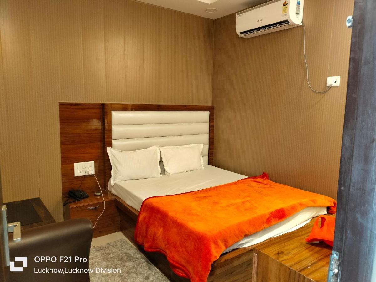 Hotel Kbs Лакнау Екстериор снимка